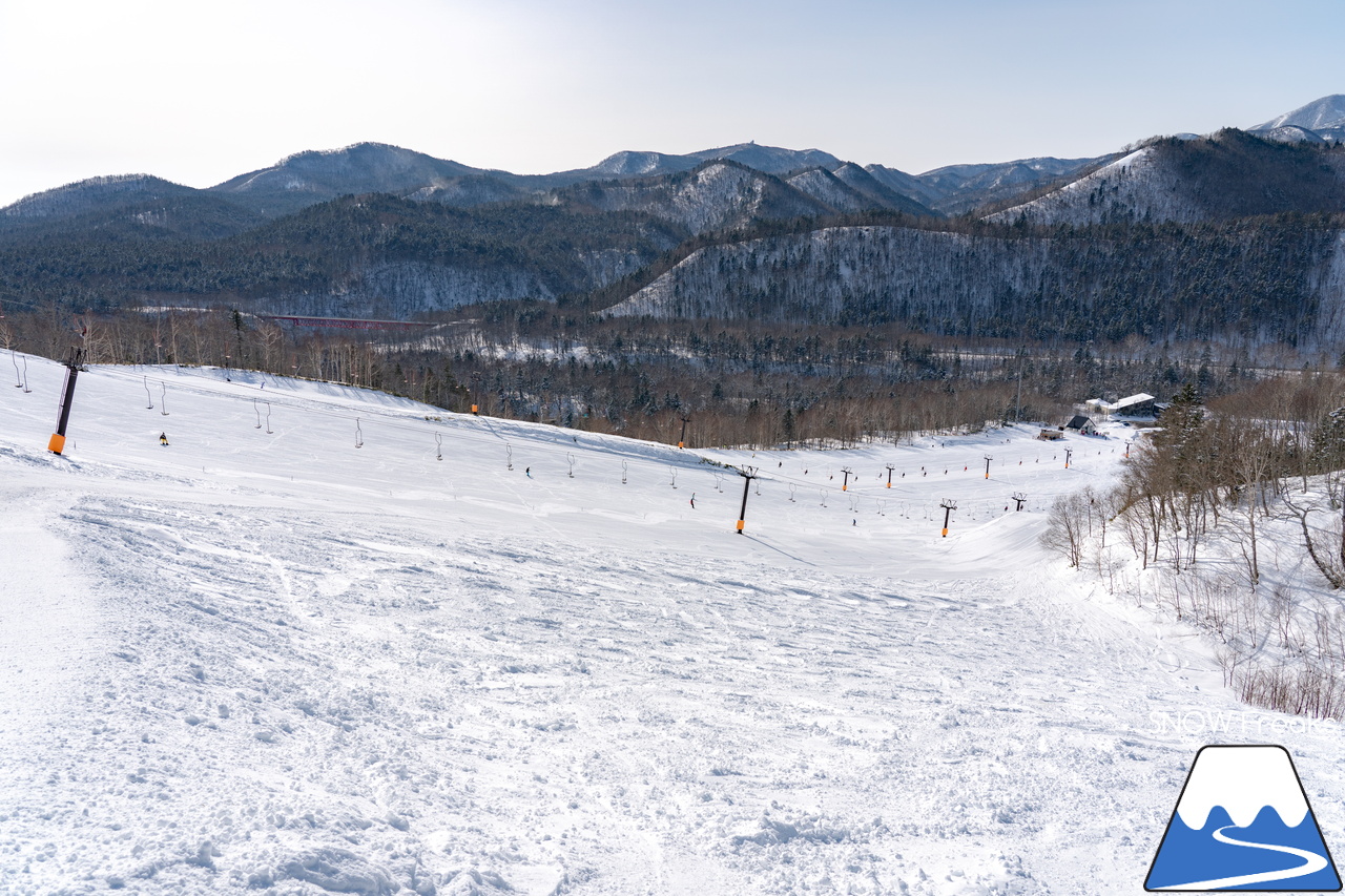 標津町営金山スキー場｜流氷の向こう側には国後島。景色もコースも、楽しすぎる日本最東端のローカルゲレンデ！